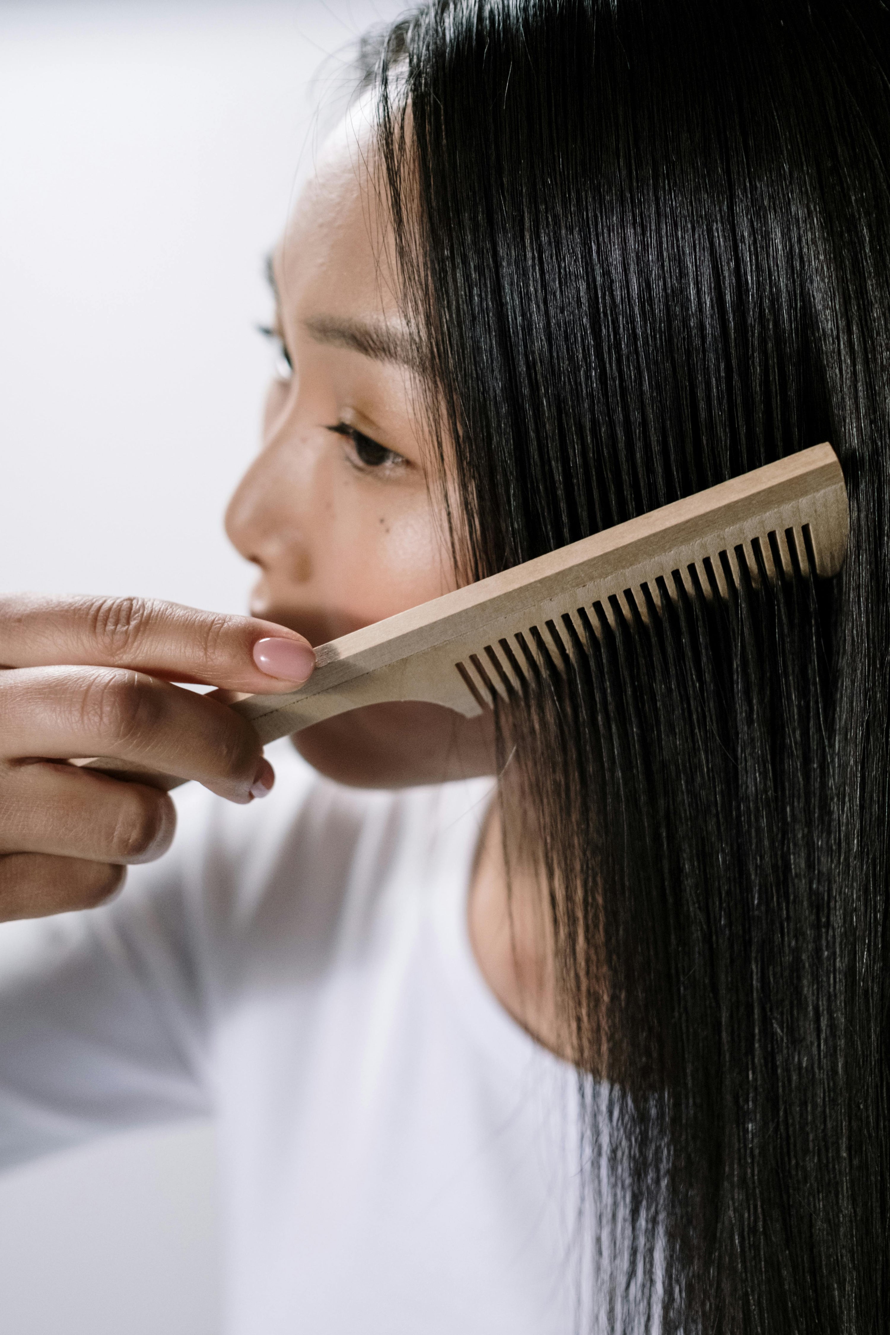 Perte de cheveux chez la femme : 6 causes fréquentes et les solutions qui fonctionnent